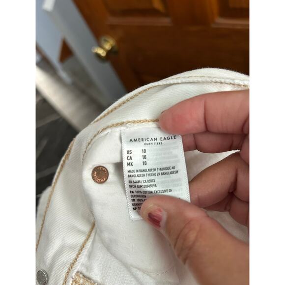 Women's American Eagle white distressed short shorts size 10 - Picture 4 of 4